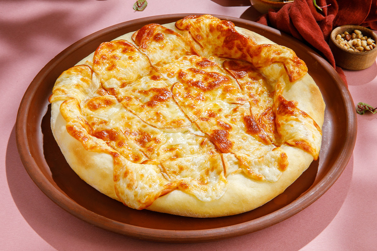 Хачапури с копчёным сыром сулугуни