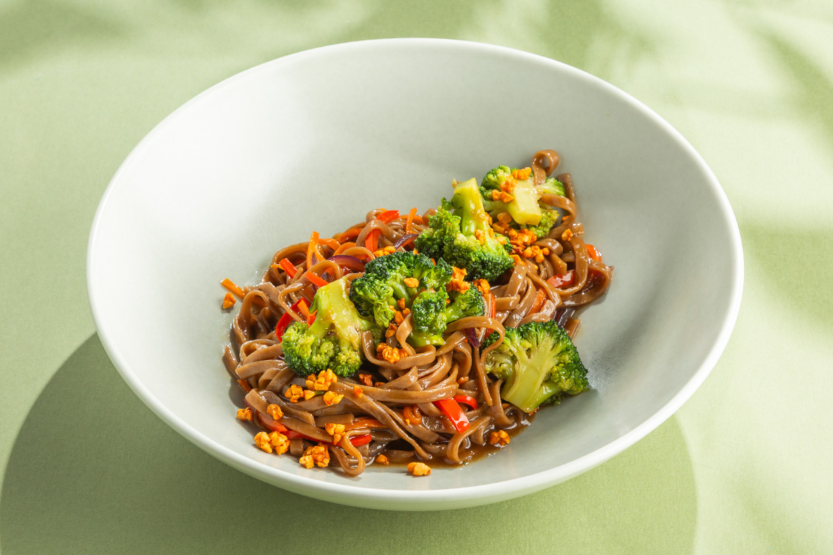 Гречневая лапша с овощами по-азиатски 