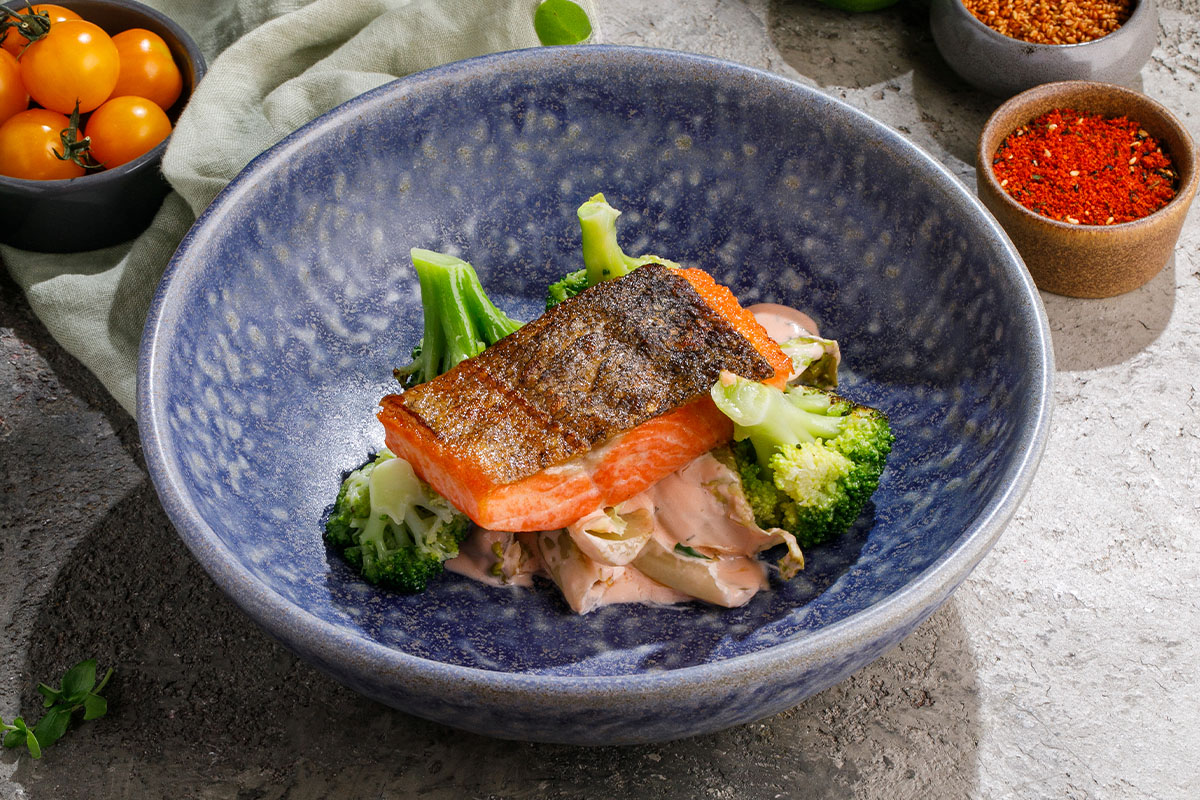 Форель с брокколи и соусом биск