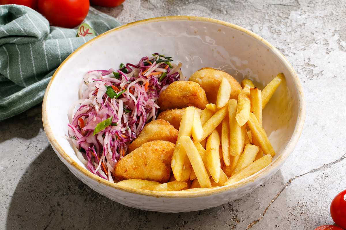 Наггетсы с картофелем фри и салатом коул слоу