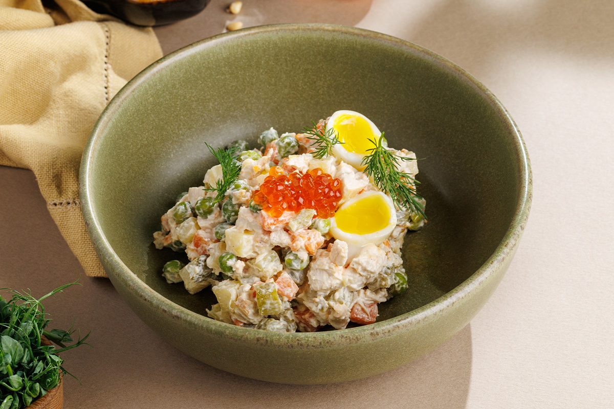 Оливье с цыплёнком и красной икрой