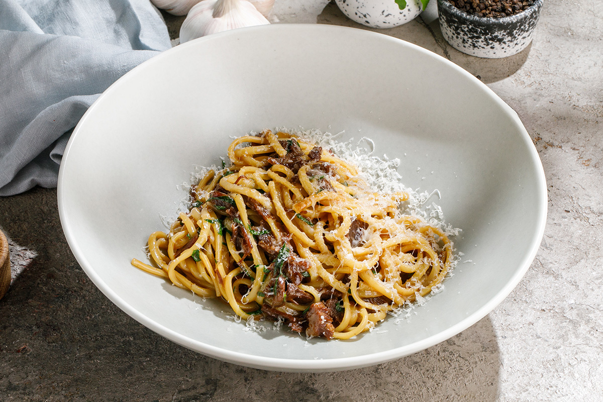 Паста с говяжьими щёчками и грибами