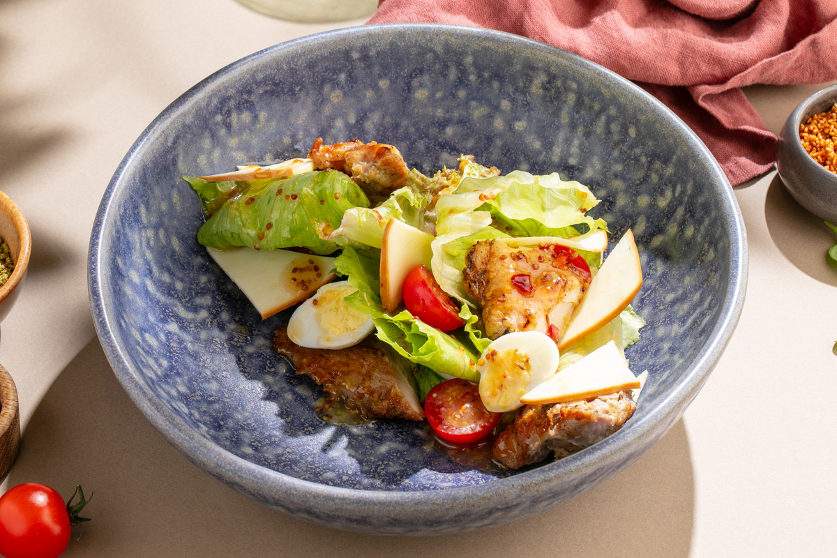 Салат с цыплёнком и копчёным сулугуни