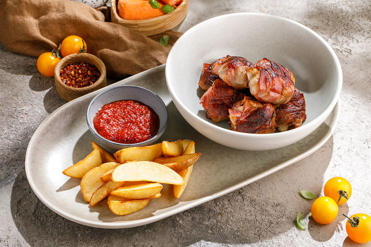 Шампиньоны в беконе на мангале