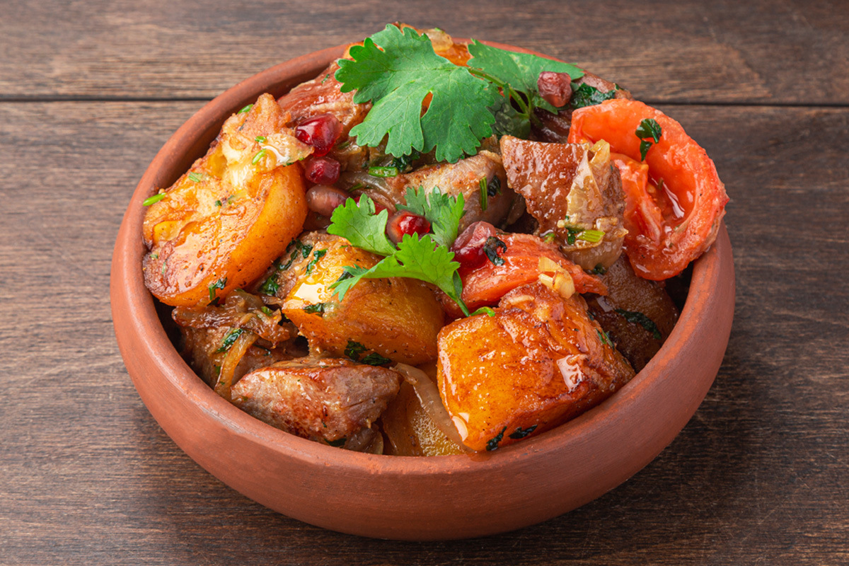 Рецепт: Оджахури из свинины с жареным луком и картофелем